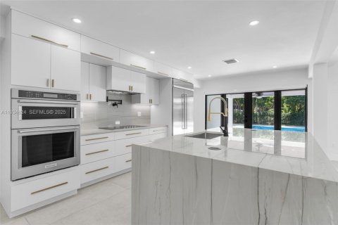 House in Pinecrest, Florida 4 bedrooms, 264.49 sq.m. № 1994690 - photo 14