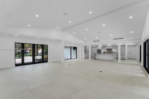 House in Pinecrest, Florida 4 bedrooms, 264.49 sq.m. № 1994690 - photo 8