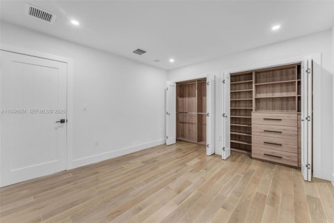 House in Pinecrest, Florida 4 bedrooms, 264.49 sq.m. № 1994690 - photo 30