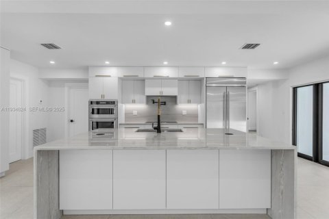 House in Pinecrest, Florida 4 bedrooms, 264.49 sq.m. № 1994690 - photo 15