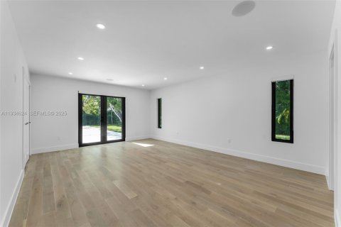 House in Pinecrest, Florida 4 bedrooms, 264.49 sq.m. № 1994690 - photo 16