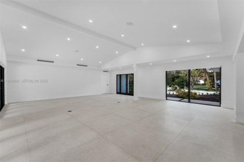 House in Pinecrest, Florida 4 bedrooms, 264.49 sq.m. № 1994690 - photo 9