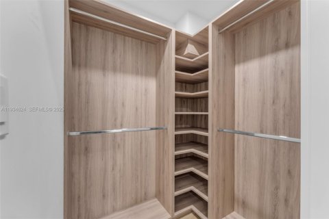 House in Pinecrest, Florida 4 bedrooms, 264.49 sq.m. № 1994690 - photo 29