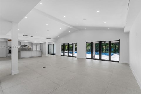 House in Pinecrest, Florida 4 bedrooms, 264.49 sq.m. № 1994690 - photo 6