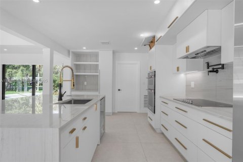 House in Pinecrest, Florida 4 bedrooms, 264.49 sq.m. № 1994690 - photo 11