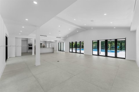 House in Pinecrest, Florida 4 bedrooms, 264.49 sq.m. № 1994690 - photo 10
