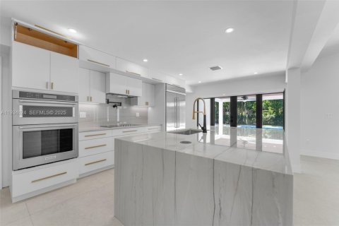 House in Pinecrest, Florida 4 bedrooms, 264.49 sq.m. № 1994690 - photo 12