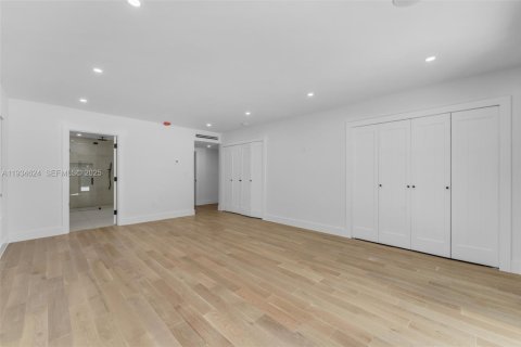 House in Pinecrest, Florida 4 bedrooms, 264.49 sq.m. № 1994690 - photo 17