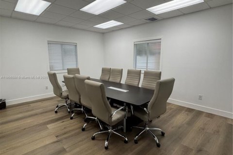 Propiedad comercial en venta en Miami Lakes, Florida № 1878870 - foto 5