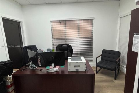 Propiedad comercial en venta en Miami Lakes, Florida № 1878870 - foto 4