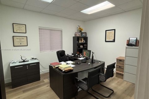 Propiedad comercial en venta en Miami Lakes, Florida № 1878870 - foto 9