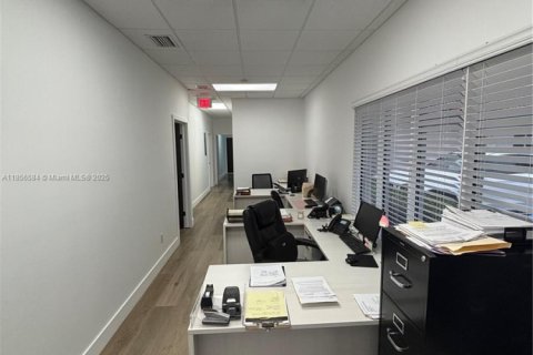 Propiedad comercial en venta en Miami Lakes, Florida № 1878870 - foto 12