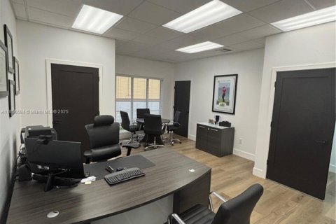Propiedad comercial en venta en Miami Lakes, Florida № 1878870 - foto 3