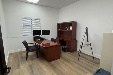 Propiedad comercial en venta en Miami Lakes, Florida № 1878870 - foto 7
