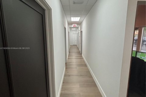 Propiedad comercial en venta en Miami Lakes, Florida № 1878870 - foto 14