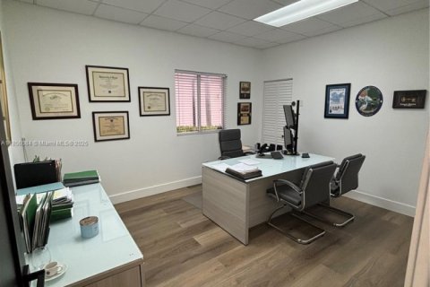Propiedad comercial en venta en Miami Lakes, Florida № 1878870 - foto 11