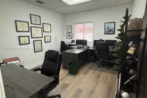 Propiedad comercial en venta en Miami Lakes, Florida № 1878870 - foto 6