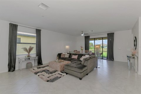 House in Port Charlotte, Florida 4 bedrooms, 186.36 sq.m. № 1744992 - photo 8