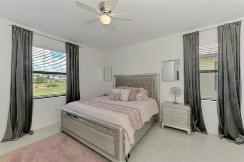 House in Port Charlotte, Florida 4 bedrooms, 186.36 sq.m. № 1744992 - photo 27