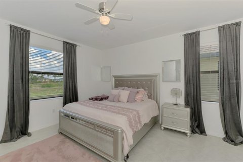 House in Port Charlotte, Florida 4 bedrooms, 186.36 sq.m. № 1744992 - photo 24