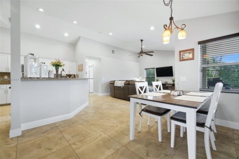 House in Davie, Florida 3 bedrooms, 226.5 sq.m. № 2065222 - photo 10