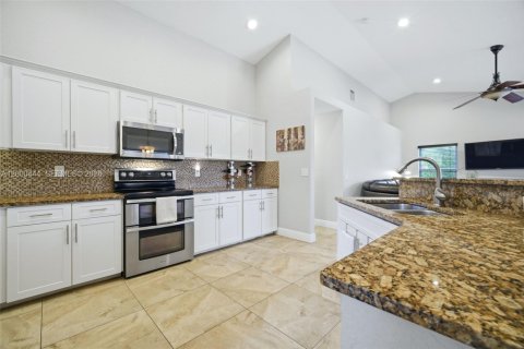 House in Davie, Florida 3 bedrooms, 226.5 sq.m. № 2065222 - photo 12