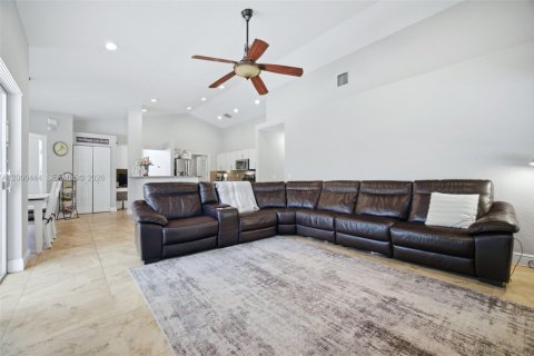 House in Davie, Florida 3 bedrooms, 226.5 sq.m. № 2065222 - photo 15