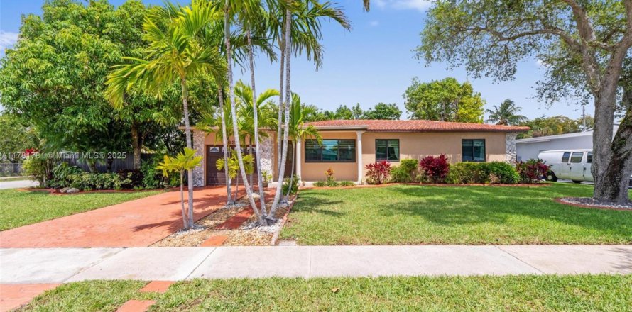 House in Miramar, Florida 3 bedrooms, 124.4 sq.m. № 1695562