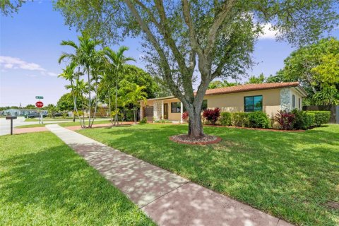 House in Miramar, Florida 3 bedrooms, 124.4 sq.m. № 1695562 - photo 4