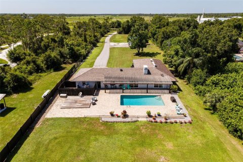 House in Punta Gorda, Florida 4 bedrooms, 200.85 sq.m. № 2234828 - photo 5