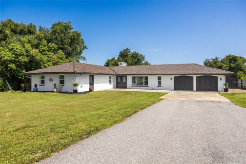 House in Punta Gorda, Florida 4 bedrooms, 200.85 sq.m. № 2234828 - photo 9