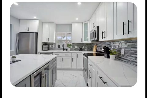 House in Lake Clarke Shores, Florida 3 bedrooms, 223.52 sq.m. № 2169657 - photo 3