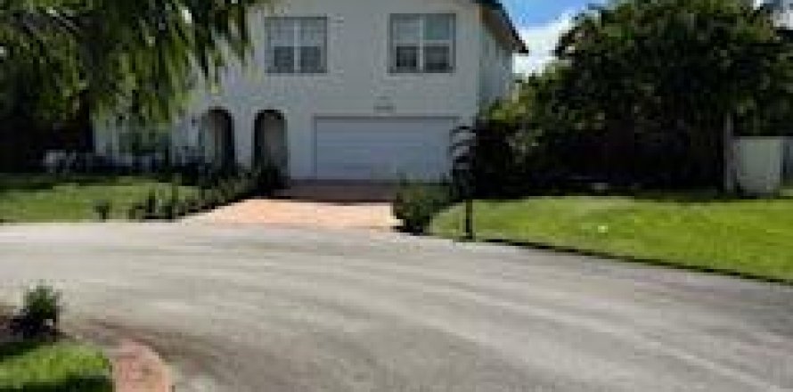 House in Lake Clarke Shores, Florida 3 bedrooms, 223.52 sq.m. № 2169657