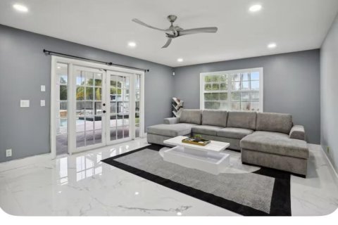 House in Lake Clarke Shores, Florida 3 bedrooms, 223.52 sq.m. № 2169657 - photo 6