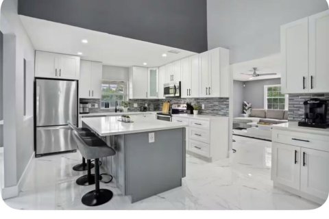 House in Lake Clarke Shores, Florida 3 bedrooms, 223.52 sq.m. № 2169657 - photo 2