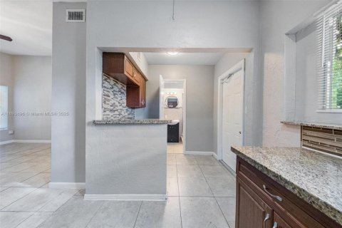 Casa en venta en Fort Lauderdale, Florida, 3 dormitorios, 92.9 m2 № 1945954 - foto 8