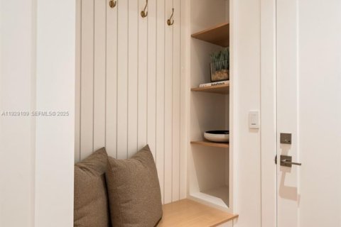 House in South Miami, Florida 6 bedrooms, 474.92 sq.m. № 1988744 - photo 17