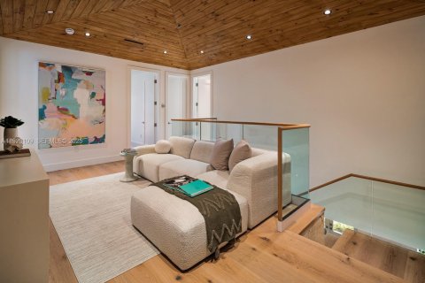 House in South Miami, Florida 6 bedrooms, 474.92 sq.m. № 1988744 - photo 18