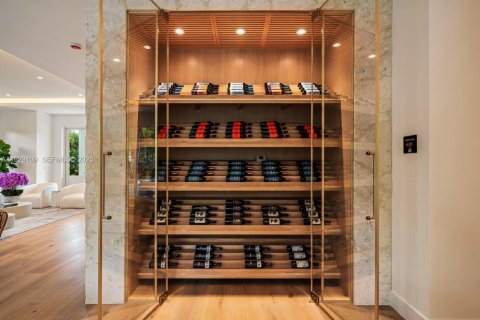 House in South Miami, Florida 6 bedrooms, 474.92 sq.m. № 1988744 - photo 15