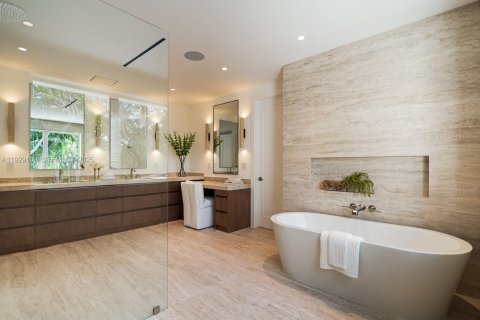 House in South Miami, Florida 6 bedrooms, 474.92 sq.m. № 1988744 - photo 22