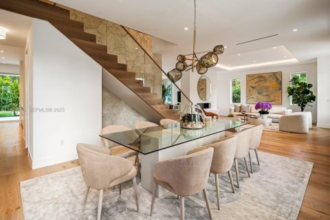 House in South Miami, Florida 6 bedrooms, 474.92 sq.m. № 1988744 - photo 6