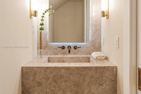 House in South Miami, Florida 6 bedrooms, 474.92 sq.m. № 1988744 - photo 16