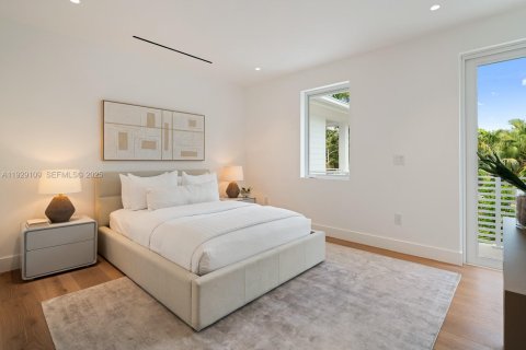 House in South Miami, Florida 6 bedrooms, 474.92 sq.m. № 1988744 - photo 25