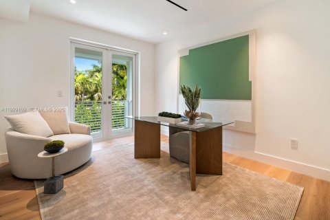 House in South Miami, Florida 6 bedrooms, 474.92 sq.m. № 1988744 - photo 24