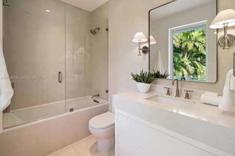 House in South Miami, Florida 6 bedrooms, 474.92 sq.m. № 1988744 - photo 26