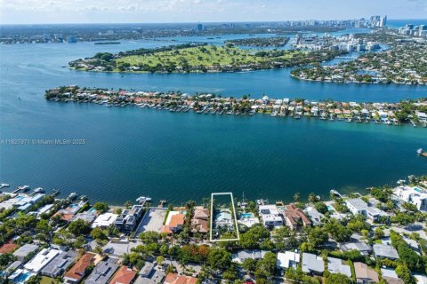Villa ou maison à vendre à Miami Beach, Floride: 4 chambres, 365.48 m2 № 1799129 - photo 11