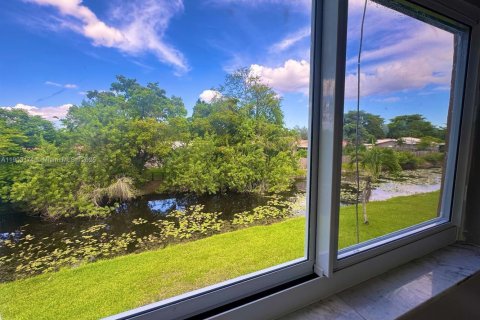 Apartment in Coral Springs, Florida 2 bedrooms № 1955986 - photo 12