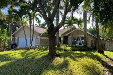 House in Port St. Lucie, Florida 4 bedrooms, 161.65 sq.m. № 1689492 - photo 1