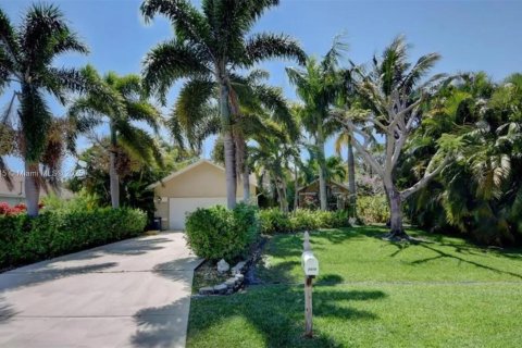 House in Port St. Lucie, Florida 4 bedrooms, 161.65 sq.m. № 1689492 - photo 2