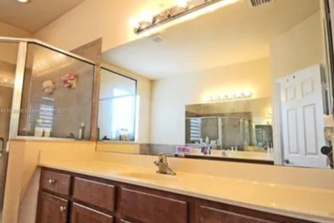 House in Hialeah, Florida 4 bedrooms, 243.59 sq.m. № 1825674 - photo 22
